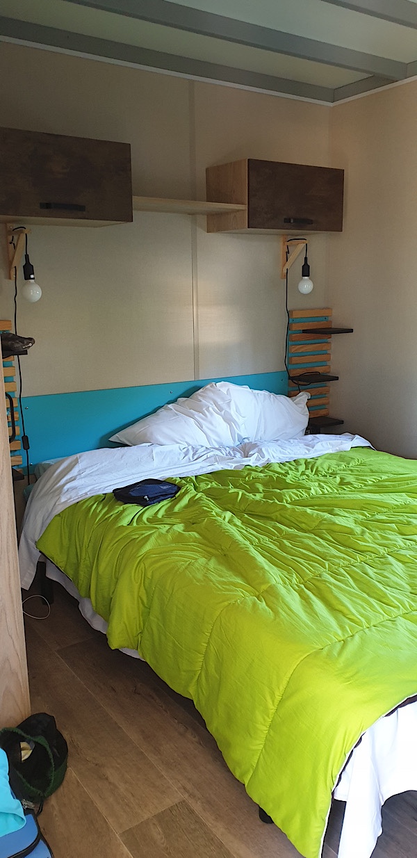 Ein Schlafzimer des Bungalows mit einem Doppelbett.